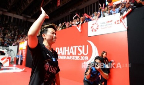 Laga Terakhir. Pebulutangkis ganda campuran Indonesia Liliyana Natsir melambaikan tangan kearah suporter Indonesia seusai menjalani pertandingan final Daihatsu Indonesia Masters 2019 di Istora Senayan, Jakarta, Ahad (27/1).