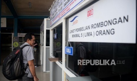 Calon penumpang membeli tiket kapal ferry di loket penumpang pejalan kaki Pelabuhan Merak, Banten, Rabu (30/5).