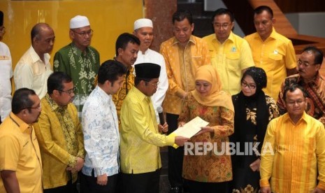 Pelaksana tugas Ketua Umum Partai Golkar Idrus Marham (tengah) menyerahkan surat rekomendasi dukungan dari DPP Golkar kepada Calon Gubernur Jawa Timur Khofifah Indar Parawansa dan Calon Wakil Gubernur Jawa Timur Emil Elestianto Dardak di Kantor DPP Golkar, Jakarta, Rabu (22/11).