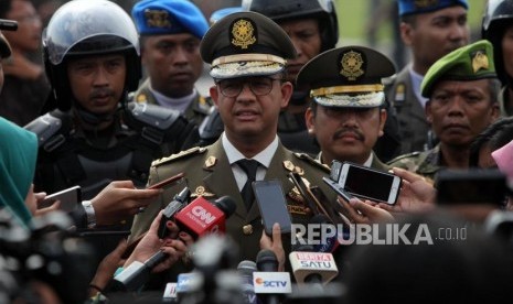 Gubernur DKI Jakarta Anies Baswedan memberikan keterangan kepada media seusai menghadiri Apel besar dalam rangka memperingati HUT Satpol PP ke-68 di Lapangan Monas, Jakarta, Kamis (26/4).