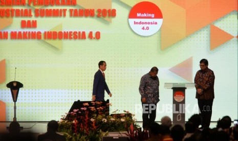 Peluncuran Making Indonesia 4.0. Presiden Joko Widodo (kiri) didampingi Menko Prekonomian Darmin Nasuition (tengah) ) dan Menteri Perindustrian Airlangga Hartarto menekan tombol membuka Industrial Summit 2018 serta Peluncuran Making Indonesia 4.0 di Balai Sidang Jakarta, Rabu (4/4).