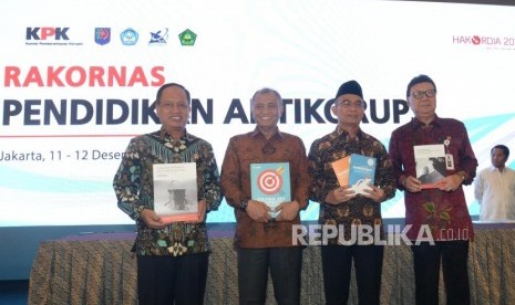  Menteri Riset Teknologi dan Pendidikan Tinggi,  Mohamad Nasir,Ketua KPK. Agus Rahardjo, Menteri Pendidikan dan Kebudayaan RI,  Muhadjir Effendy.   Menteri Dalam Negeri, Tjahjo Kumolo  (kiri ke kanan) berfptp bersama usai penandatanganan  dalam Rakornas Pendidikan Anti Korupsi di Jakarta, Selasa (11/12).