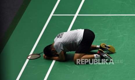 Pebulu Tangkis Indonesia Anthony Sinisuka Ginting tertunduk usai kalah melawan pebulu tangkis China Taipei Chou Tien Chen pada babak semi final cabang olahraga bulu tangkis Asian Games 2018 kategori tunggal putra di Istora Senayan, Jakarta, Senin (27/8).