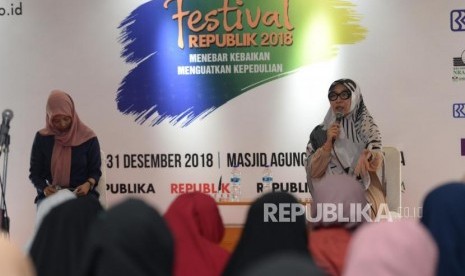 Pemateri seminar parenting, Ummu Balqis (kanan) dan redaktur Internasional republika, Yeyen Ros memberikan paparan tentang parenting dalam acara Festival Republik 2018  di Masjid At-Tin, Jakarta Timur, Ahad (30/12).