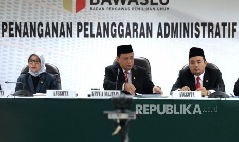 Putusan Gugatan Parpol Peserta Pemilu. Ketua Badan Pengawas Pemilu (Bawaslu) Abhan (tengah) bersama Anggota Bawaslu membacakan putusan dugaan pelanggaran administrasi yang dilaporkan sepuluh partai politik (parpol) terhadap proses pendaftaran parpol peserta Pemilu 2019, Jakarta, Rabu (15/11).