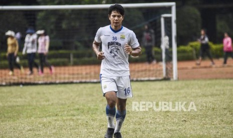 Bek Persib Bandung Achmad Jufriyanto mengikuti sesi latihan di Sasana Olahraga Ganesha (Saraga) ITB, Kota Bandung, Jumat (19/4).