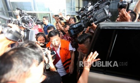 Tersangka kasus korupsi KTP Elektronik Setya Novanto berjalan ke dalam mobil seusai menjalani pemeriksaan di gedung KPK, Jakarta, Jumat (24/11).