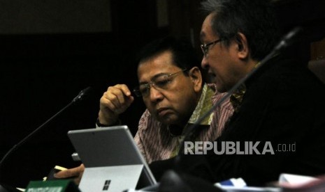 Terdakwa kasus korupsi pengadaan KTP elektronik Setya Novanto (kiri) saat mengikuti sidang di Pengadilan Tipikor Jakarta, Senin (29/1).