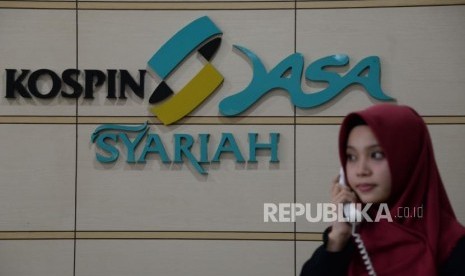 Petugas memberikan penjelasan kepada calon anggota di Koperasi Simpan Pinjam (Kospin) Jasa Syariah, Jakarta,Kamis (31/1).