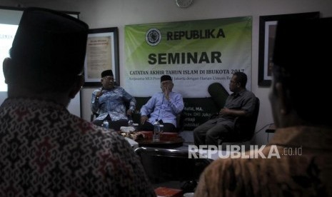 Ketua Komisi Litbang MUI DKI Jakarta KH. A. Ahmad Syafi'i Mufid bersama Ketua MUI DKI Jakarta Syarifuddin Abdul Ghani dan Wakil Pemimpin Redaksi Republika Nur Hasan Murtiaji (dari kiri) saat Seminar Catatan Akhir Tahun Islam di Ibu Kota 2017 di Kantor Republika, Jakarta, Rabu (27/12).