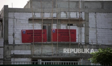 Tanda Penyegelan terlihat disalah satu bangunan di Reklamasi Pulau D, Teluk Jakarta, Kamis (7/6).