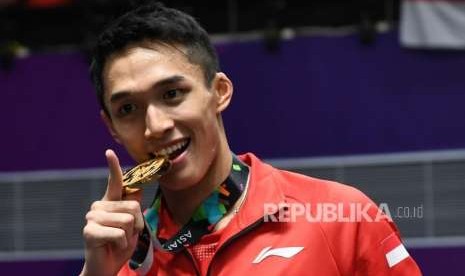 Pebulu tangkis Indonesia Jonatan Christie  menggigit medali usai  prosesi upacara  pemberian medali di  final cabang bulu tangkis nomor tunggal putra Asian Games 2018 di Istora Senayan, Jakarta, Selasa (28/8).