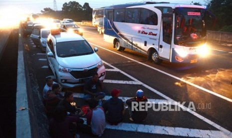 Sejumlah pemudik berbuka puasa sambil beristirahat di ruas jalan tol Cipali kilometer 187, Cirebon, Jawa Barat, Kamis (30/5).