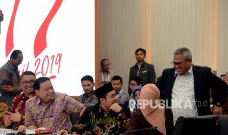 Ketua KPU Arief Budiman (kanan) saat berbincang dengan Ketua Bawaslu Abhan, Komisioner Bawaslu Fritz Edward Siregar dan Mochammad Afifuddin pada Rapat Pleno Rekapitulasi Hasil Penghitungan dan Perolehan Suara Tingkat Nasional Dalam Negeri dan Penetapan Hasil Pemilu 2019 di Kantor KPU, Jakarta, Ahad (19/5).