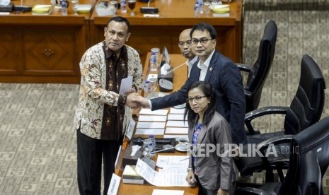 Calon pimpinan KPK, Irjen Firli Bahuri (kiri) bersalaman dengan Ketua Komisi III DPR RI, Aziz Syamsuddin (kedua kanan) pada uji kelayakan dan kepatutan calon pimpinan KPK di Kompleks Parlemen, Senayan, Jakarta, Senin (9/9).