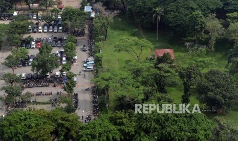 Ruang Terbuka Hijau. Suasana ruang terbuka hijau (RTH) dengan latar belakang gedung bertingkat di Jakarta, Rabu (27/2).