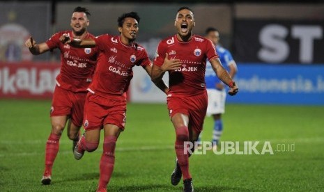 Pemain Persija Jakarta Jaime Xavier (kanan) melakukan selebrasi seusai mencetak gol ke gawang Persib Bandung dalam laga tunda Liga 1 di Stadion PTIK, Jakarta, Sabtu (30/6).