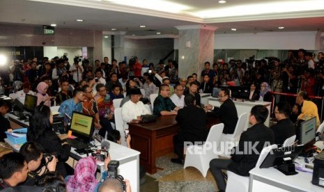 Ketua Tim Hukum BPN Bambang Widjojanto bersama Penanggung Jawab Tim Hukum BPN Hashim Djojohadikusumo saat akan menyerahkan berkas permohonan gugatan sengketa hasil Pemilihan Presiden 2019 di Mahkamah Konstitusi, Jakarta, Jumat (24/5).