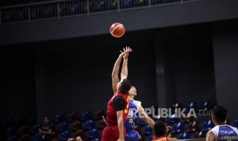 Pebasket Satria Muda Pertamina Jakarta Christian Ronaldo Sitepu duel mengambil bola dengan Pepasket Siliwangi Bandung Donnavan Anthon Hastings pada Pertandingan PERBASI Cup 2017 di Britama Sport Hall, Jakarta, Selasa (7/11).