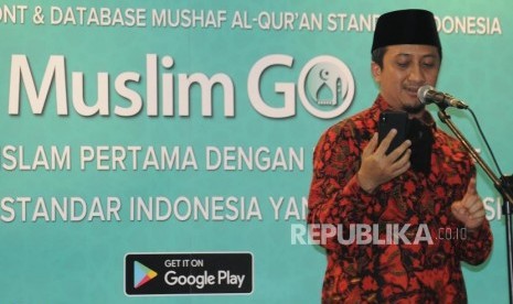 Ustaz Yusuf Mansur membaca Al-Quran menggunakan aplikasi Muslim Go pada peresmian aplikasi Muslim Go di Bayt Al-Quran dan Museum Istiqlal Taman Mini Indonesia Indah, Jakarta, Jumat (4/5).