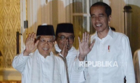 Jokowi dan Ma'ruf di Situbondo. Calon Presiden Joko Widodo (kiri) bersama Calon Wakil Presiden Ma'ruf Amin (kanan) nomor urut 1 menyapa awak media saat datang di Jalan Situbondo, Menteng, Jakarta Pusat, Kamis (27/6).