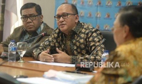 Ketua Umum Kadin Indonesia Rosan P  Roeslani (kanan)