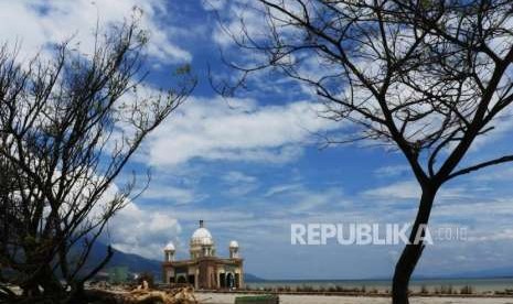 Akibat gempa bumi dan gelombang tsunami yang terjadi pada 28 September lalu, membuat Masjid Arkam Babu Rahman (masjid Apung) yang terletak di pantai Talise, Palu Sulawesi Tengah, nampak rusak, Sabtu (13/10).