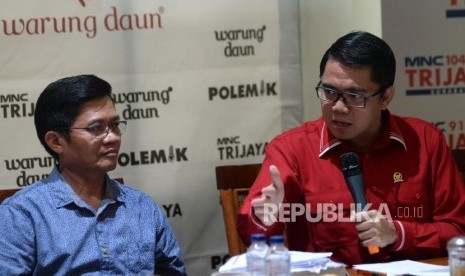 Politisi PDIP Arteria Dahlan menyampaikan pendapatnya dalam diskusi polemik di Jakarta, Sabtu (20/1).