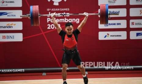 Lifter Indonesia  Eko Yuli  Irawan  berusaha melakukan angkatan saat bertanding di cabang angkat besi putra nomor 62 Kg Asian Games 2018 di Hall A Kemayoran, Jakarta, Selasa (21/8).