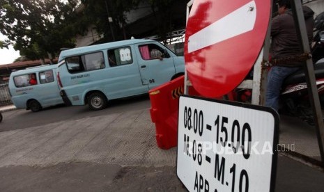 Kendaraan angkutan kota (angkot) jurusan Tanah Abang melintas di Jalan Jatibaru, Tanah Abang, Jakarta, Ahad (4/2).