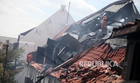 Petugas pemadam kebakaran berusaha memadamkan api yang membakar Museum Bahari di Penjaringan, Jakarta, Selasa (16/1).