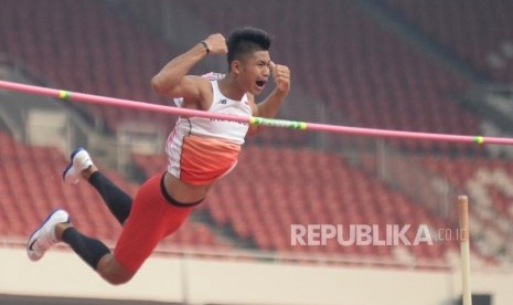 Atlet Loncat Galah Indonesia Fauzan Richsan Idan melakukan lompatan pada final lompat galah ajang 18th Asian Games Invitation Tournament di Stadion Utama Gelora Bung Karno, Senayan, Selasa (13/2).