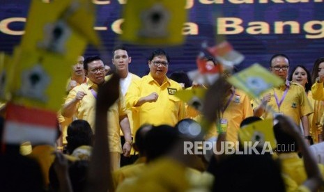 Ketua Umum Partai Golkar Airlangga Hartarto bersama sejumlah pertinggi partai saat menghadiri kampanye terbuka partai golkar di Istora Senayan, Jakarta, Selasa (9/4).