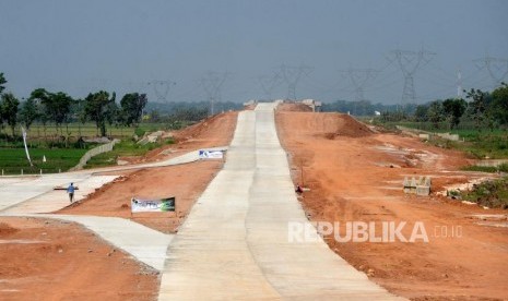 Tol Fungsional Dikebut Pengerjaannya. Jalan Tol Batang-Semarang dikebut pengerjaanya, Jawa Tengah, Sabtu (2/6).