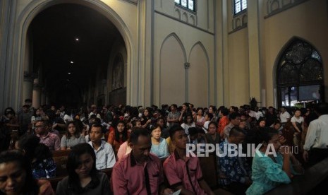 Sejumlah jemaat mengikuti ibadah Misa Natal di Gereja Katedral, Jakarta, Senin (25/12).