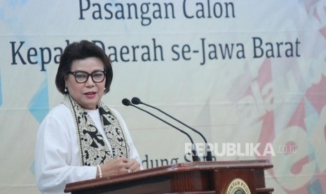 Wakil Ketua KPK Basaria Panjaitan menyampaikan materi pada Pembekalan Antikorupsi dan Deklarasi LHKPN Pasangan Calon Kepala Daerah se-Jawa Barat, di Gedung Sate, Kota Bandung, Selasa (17/4).