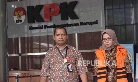 Wakil Ketua Komisi VII DPR Eni Maulani Saragih  seusai diperiksa di gedung KPK, Jakarta, Senin (24/7).