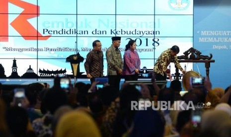 Pembukaan RNPK. Presiden Joko Widodo memukul gong membuka acara didampingi Menko PMK Puan Maharani, Mendikbud Muhadjir Effendy, dan Mensesneg Pratikno (dari kanan) saat Pembukaan Rembuk Nasional dan Kebudayaan (RNPK) di Pusdiklat Kemendikbud, Depok, Jawa Barat, Selasa (6/2).