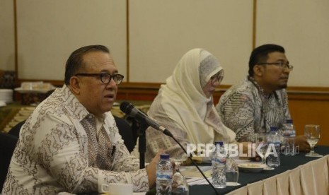 Ketua Indonesia Halal Lifestyle Center (IHLC) Sapta Nirwandar (kiri) memberikan paparan saat Focus Group Discussion Halal Tourism Indonesia di Jakarta, Rabu (10/7).