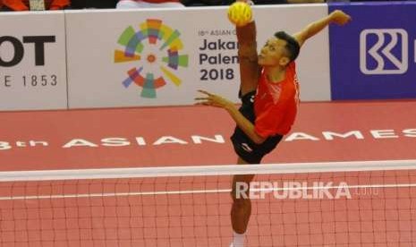 Atlet sepak takraw putra Indonesia Eka Prasetya melakaukan servis. (ilustrasi)