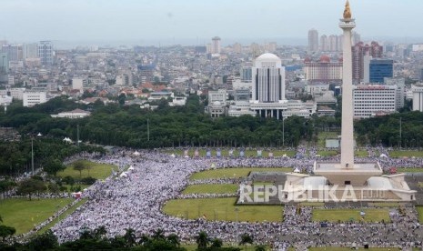 Umat Islam mengikuti Reuni Aksi 212 di kawasan Monumen Nasional (Monas), Jakarta, Sabtu (2/12).