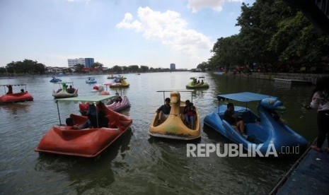 Pengunjung bermain wahana bebek air di Danau Sunter, Jakarta, Ahad (1/4).