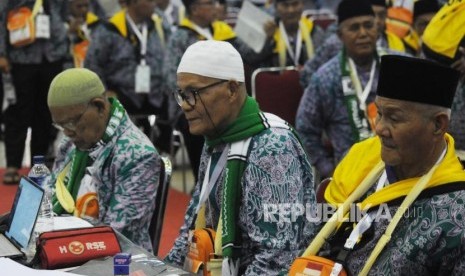 Asrama Haji Pondok Gede.Sejumlah calon jamaah haji kloter II dari Banten periksa kesehatan, di Asrama Haji Pondok Gede, Jakarta Timur, Ahad,(7/7).