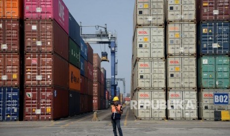 Pekerja melakukan aktivitas muat peti kemas di Pelabuhan Tanjung Priok, Jakarta, Rabu (18/9).