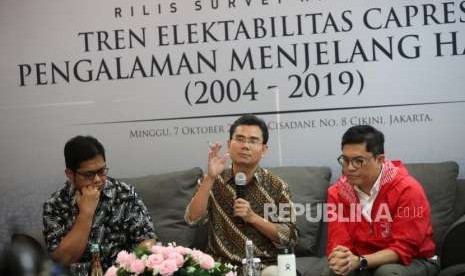 Direktur Eksekutif SMRC Djayadi Hanan (tengah) bersama Jubir Capres dan Cawapres Joko Widodo-Ma'ruf Amin, Andy Budiman (kanan) dan Juru Bicara Capres dan Cawapres Prabowo Subianto-Sandiaga Uno, Viva Yoga Mauladi (kiri) memberikan paparannya pada Rilis Survei Nasional Elektabilitas Capres: Pengalaman Menjelang Hari H (2004-2019) di Jakarta, Ahad (7/10).