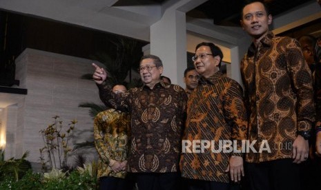 Ketua Umum Partai Demokrat Susilo Bambang Yudhoyono bersama dengan Ketua Umum Partai Gerindra Prabowo Subianto menyapa wartawan sebelum melakukan pertemuan di Mega Kuningan, Jakarta, Selasa (24/7).