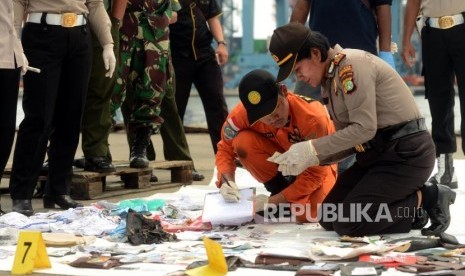 Sejumlah petugas gabungan mengidentifikasi kartu identitas yang diduga milik para korban jatuhnya pesawat Lion Air JT610 di Dermaga JICT 2 Pelabuhan Tanjung Priok, Jakarta, Selasa (30/10).