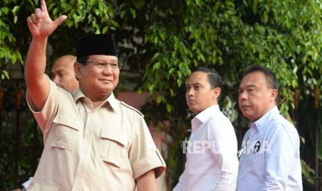 Capres no urut 02 Prabowo Subianto memberikan keterangan terkait pemilu 2019 di Kartenegara, Jakarta, Rabu (17/4).