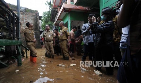 Gubernur DKI Jakarta Anies Baswedan(kiri) melakukan peninjauan ke wilayah yang terkena banjir di Gang Arus, Cawang, Jakarta Timur, Selasa (6/2).