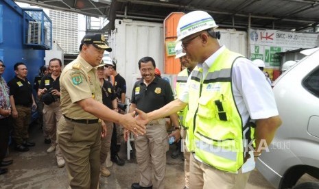 Peninjauan K3. Direktur  Jendral Pembinaan dan Pengawasan Ketenagakerjaan Keselamatan dan Kesehatan dan Kerja (PPK dan K3)  Sugeng Priyanto bersalaman bersama Presiden Direktur MRT Willy usai melakukan peninjauan ke proyek MRT di kawasan Bundaran HI, Jakarta, Jumat (22/12).